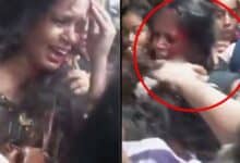 2 women passengers fight at door of packed suburban train