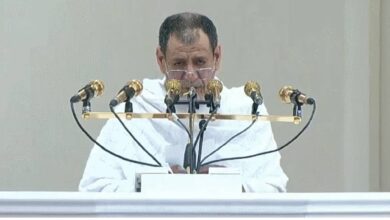 The image of Imam and Preacher of the Grand Mosque Sheikh Dr Saleh bin Abdullah bin Humaid while delivering the Arafat sermon at Namira Mosque during Haj 2025.