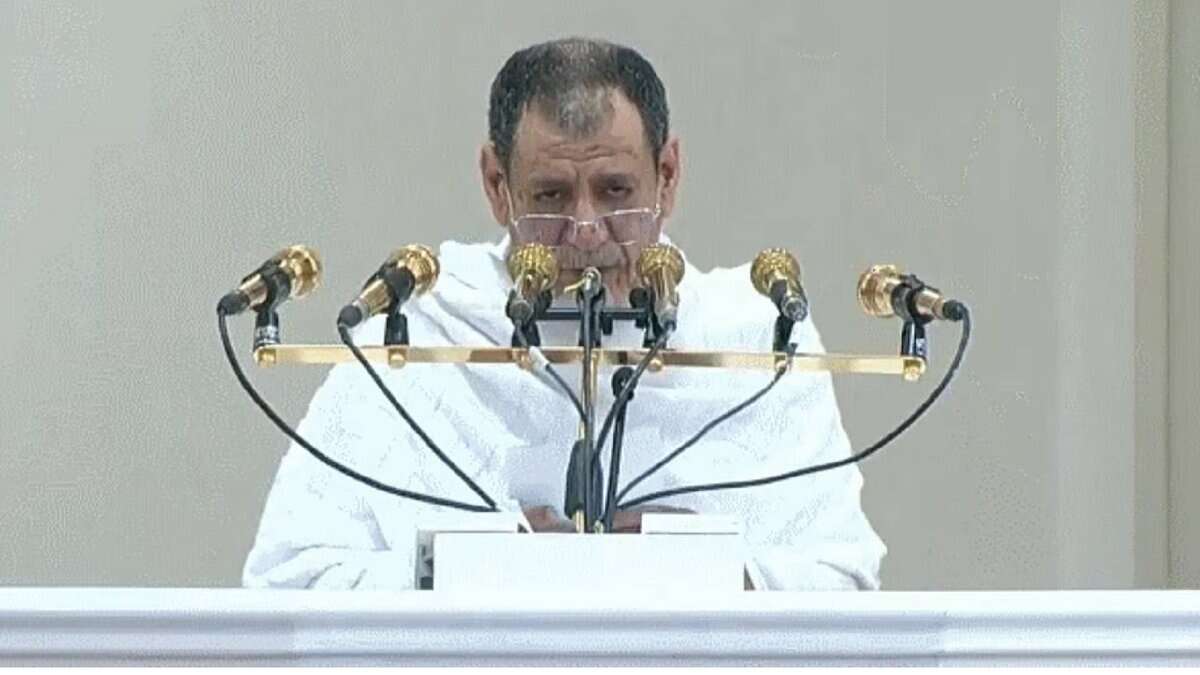 The image of Imam and Preacher of the Grand Mosque Sheikh Dr Saleh bin Abdullah bin Humaid while delivering the Arafat sermon at Namira Mosque during Haj 2025.