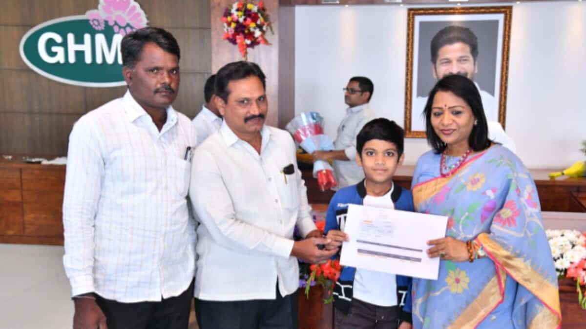 Hyderabad Mayor along with other GHMC officals offering Rs 6 lakh aid to kin of fire accident victims