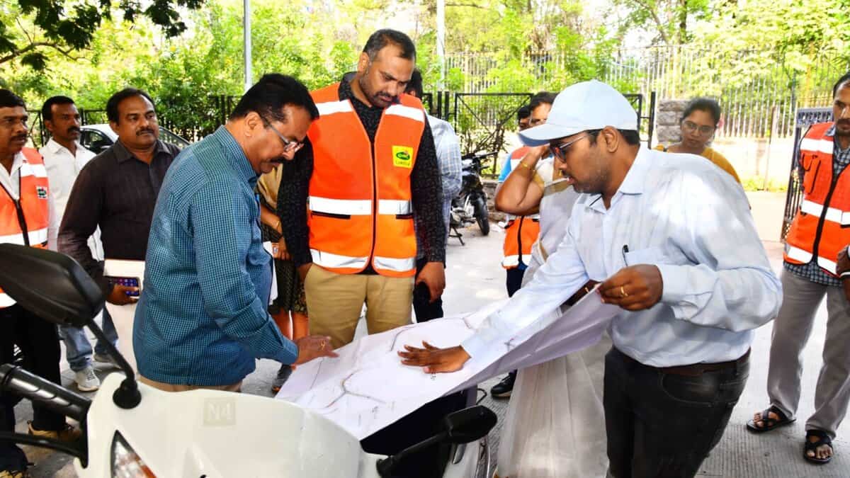 Image shows GHMC Commissioner, along with other officials, directing that only licensed pet dogs be allowed in Hyderabad’s KBR Park.