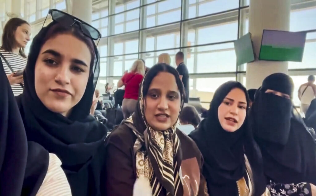 Stranded Kashmiri students return to India