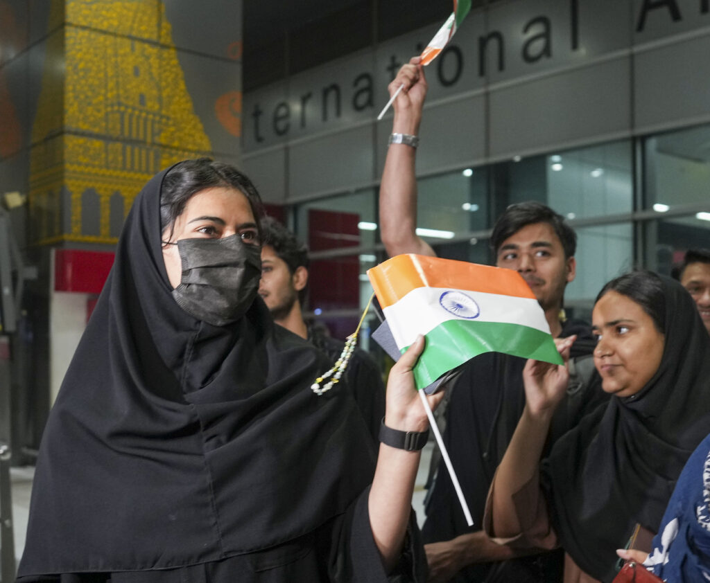 Stranded Kashmiri students return to India