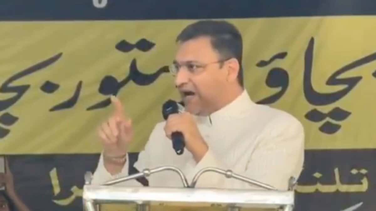 AIMIM MLA Akbaruddin Owaisi addresse the protest meet against Waqf Amendment Act at the Dharna Chowk