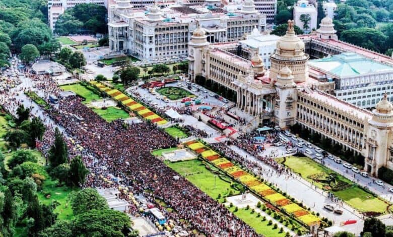 Crowd gatered outside the vidhan soudha in Bengaluru before the stampede