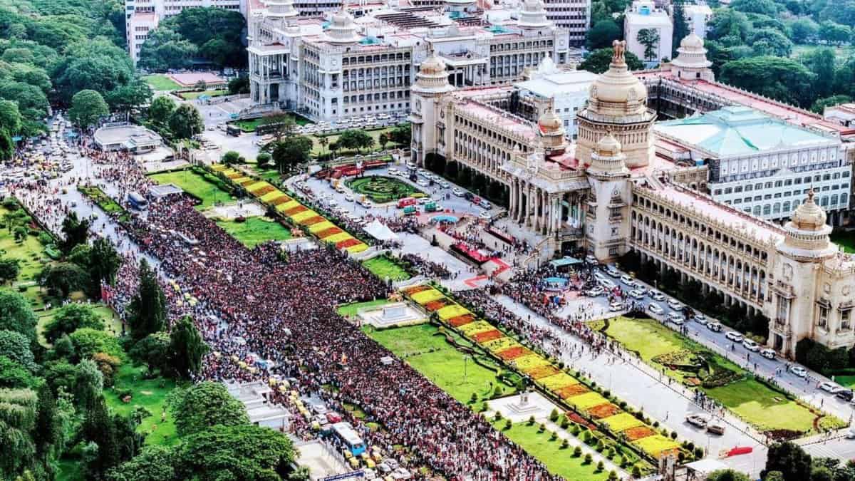 Crowd gatered outside the vidhan soudha in Bengaluru before the stampede