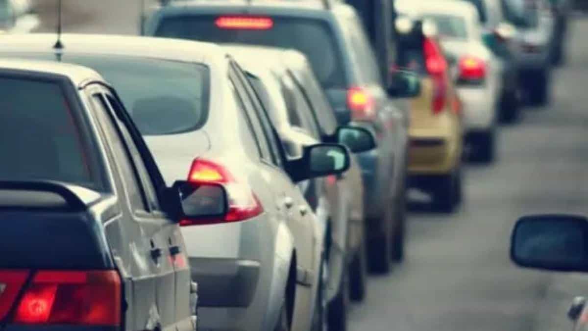 An Image depicting traffic used for representational pupose