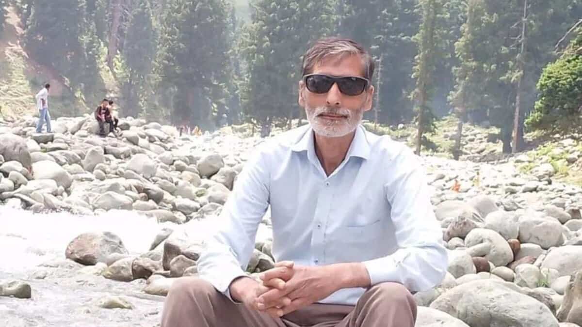 The image displays a picture of a Kashmiri man killed in an accident
