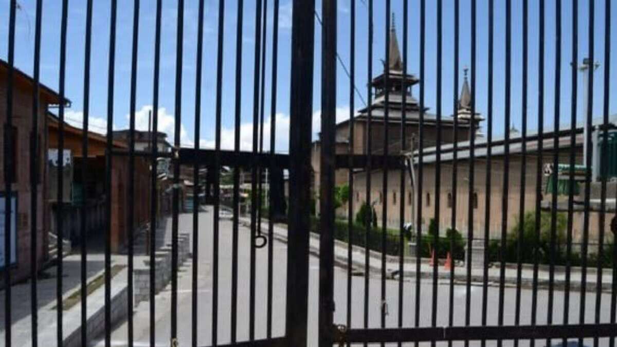 The image displays a picture of a closed Jama Masjid in Srinagar