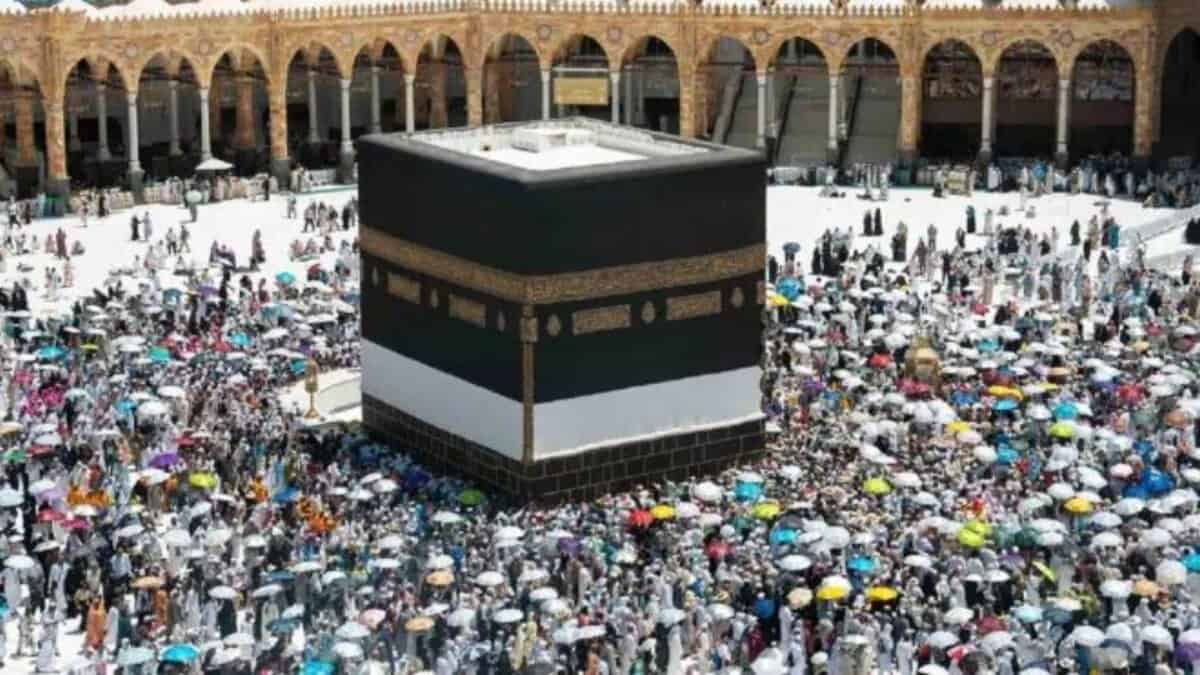 A picture of pilgrims performing Haj