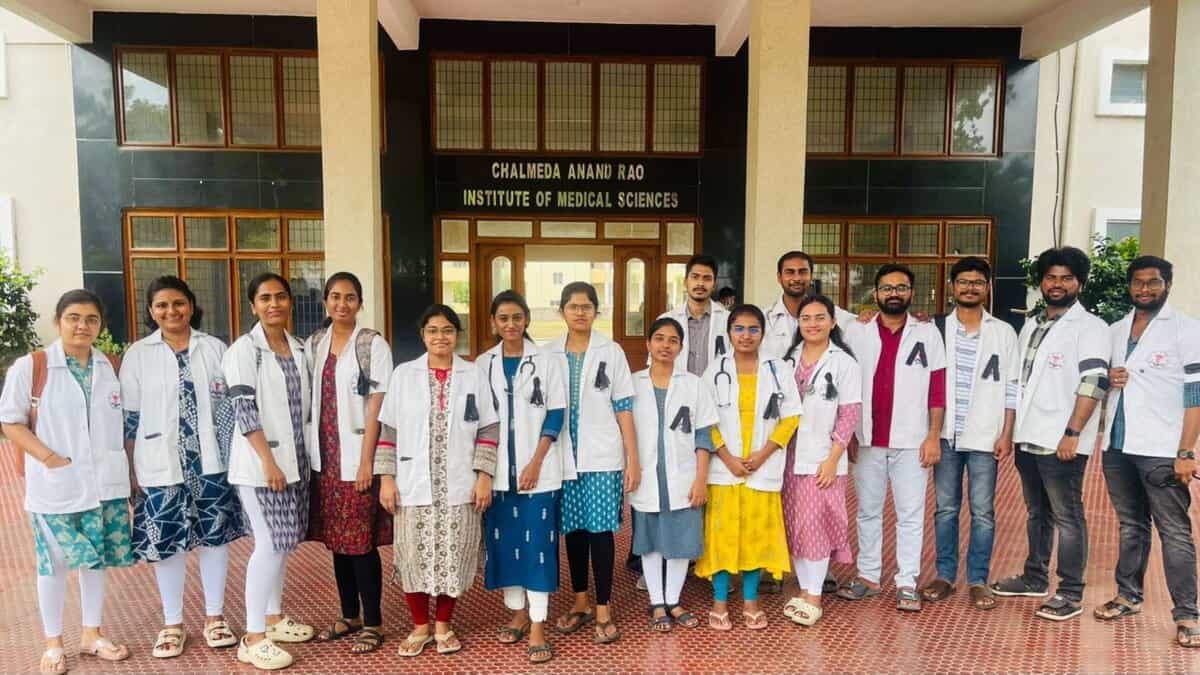 Medical college interns protest over unpaid stipends in Karimnagar, Telangana