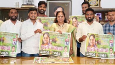 Kavitha unveils poster for rail roko protest