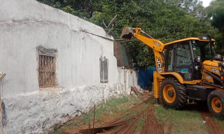 HYDRAA clears park encroachments from Yellareddyguda