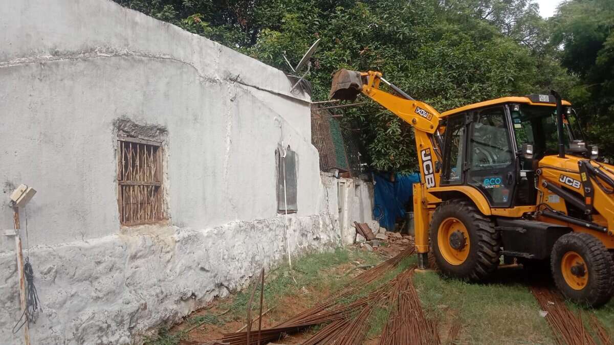 HYDRAA clears park encroachments from Yellareddyguda