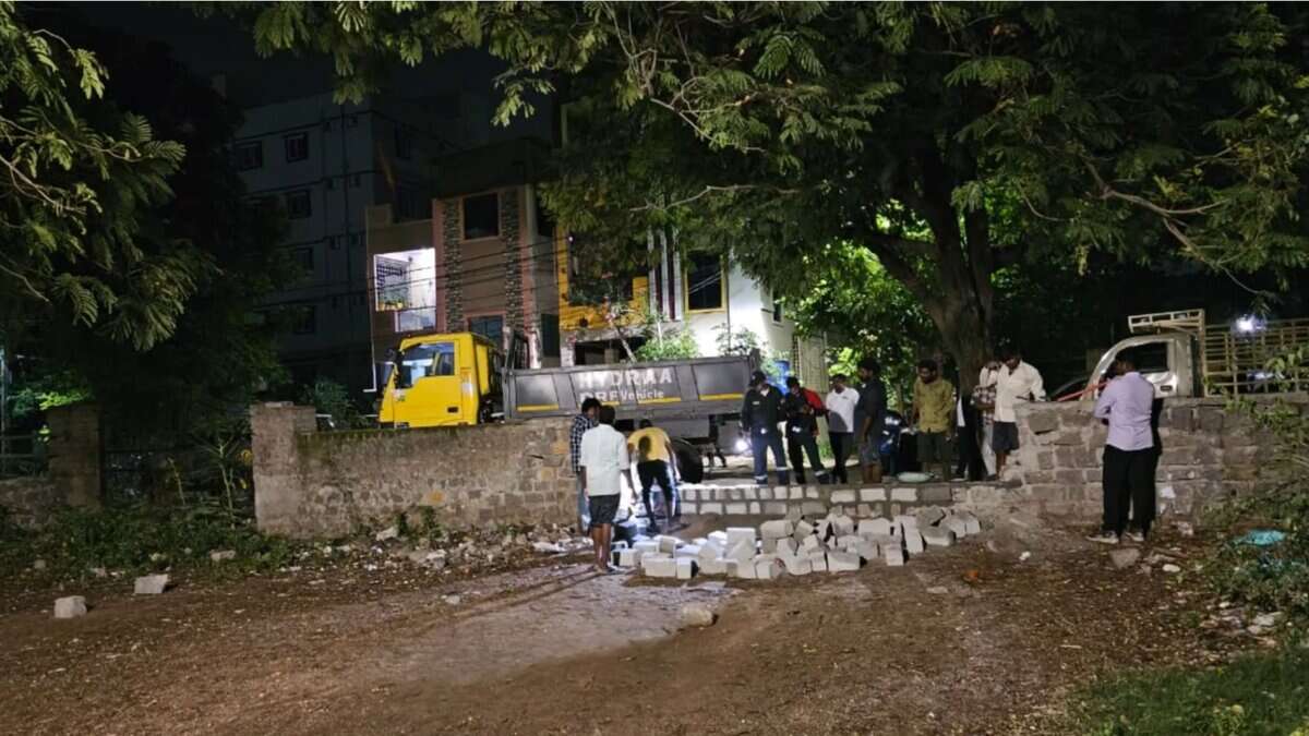 HYDRAA clears park encroachments in Jeedimetla
