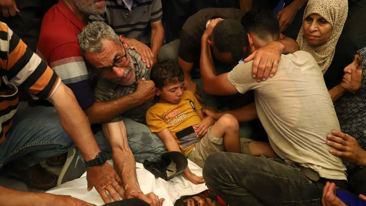 palestinians killed near aid distribution centre