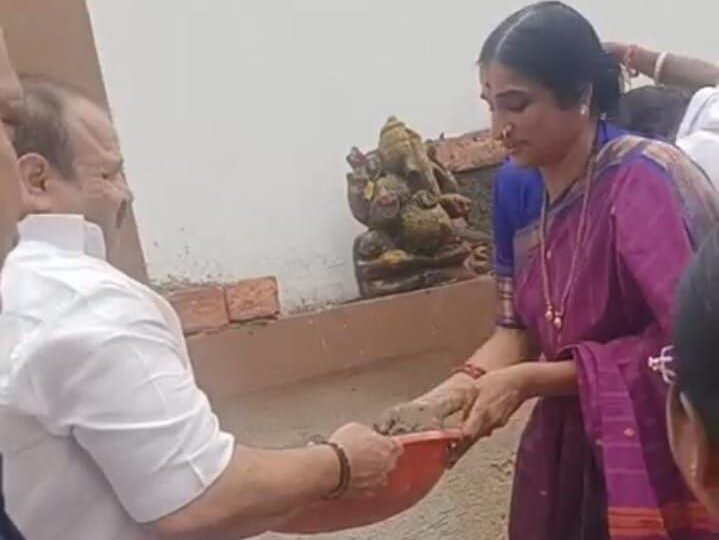 Image of BJP Leader Madhavi Latha installing an idol at Malakpet.