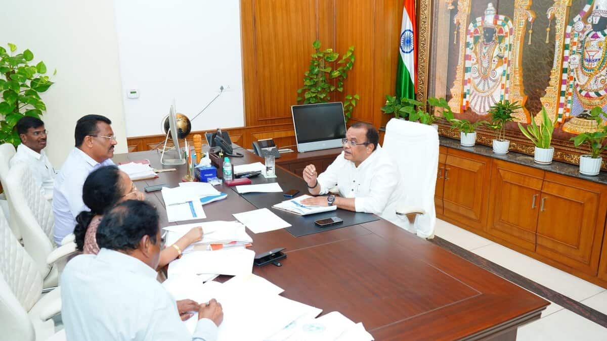 Telangana roads and buildings minister asks for acceleration of infrastucture projects