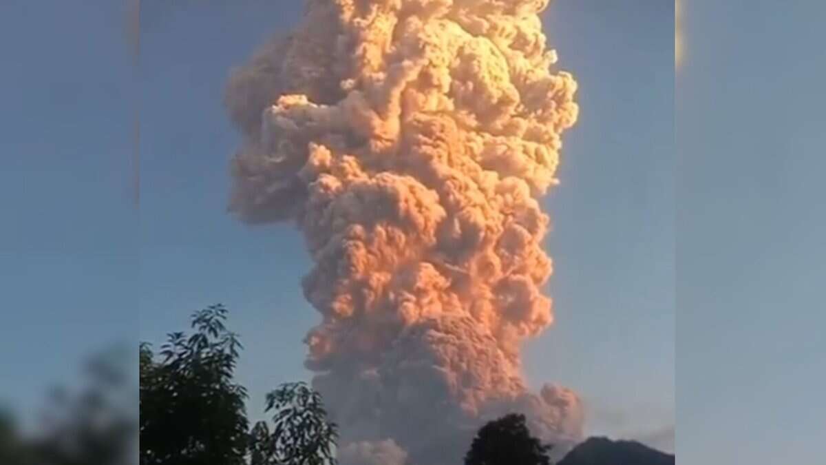 Mount Lewotobi Laki-Laki erupts in indonesia