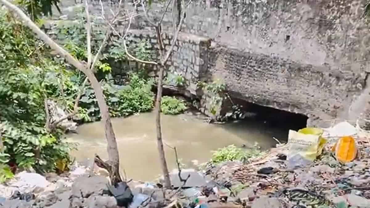 HYDRAA chief adresses flooding in Banjara Hills due to narrow drains during inspections