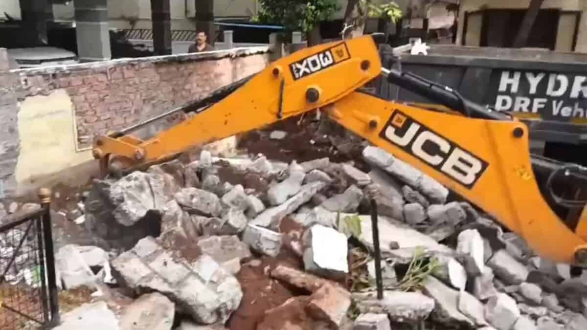 HYDRAA demolishes wall obstructing traffic in Habsiguda