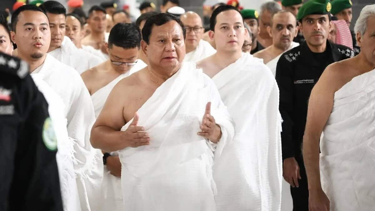 A group of men dressed in white pilgrimage garments, with Indonesian President Prabowo Subianto as the central figure gesturing with both hands, performing the Umrah pilgrimage at the Grand Mosque in Makkah.