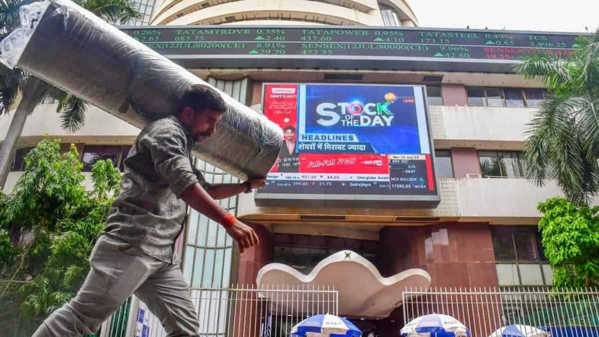 Mumbai People walk past the Bombay Stock Exchange (BSE) building, in Mumbai,