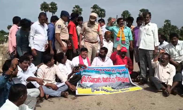 Villagers in Mahabubabad district protest at Munneru Vagu for high-level bridge on Wednesday
