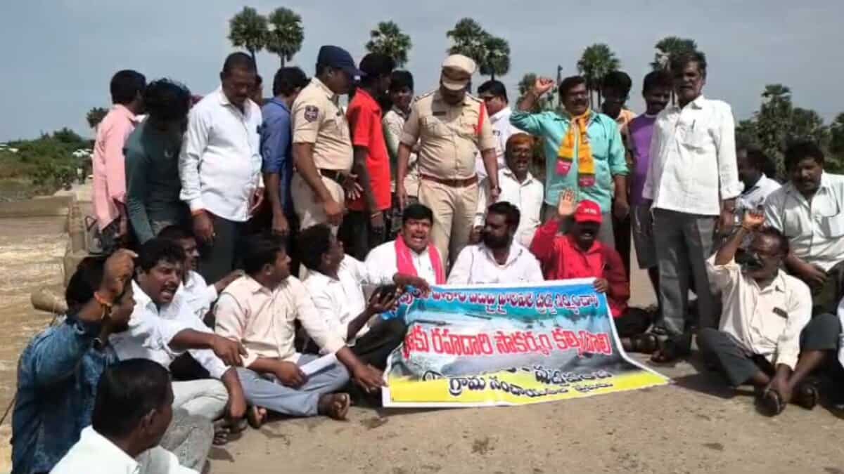 Villagers in Mahabubabad district protest at Munneru Vagu for high-level bridge on Wednesday