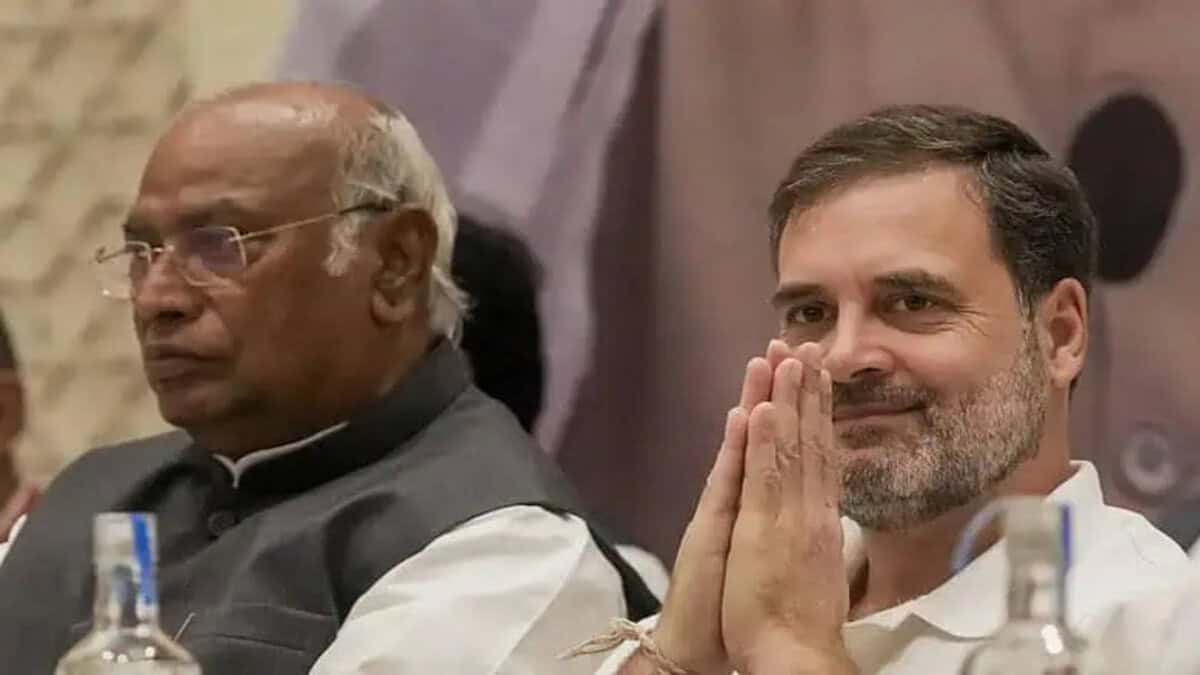 Leader of Opposition Rahul Gandhi with Congress chief Mallikarjun Kharge.