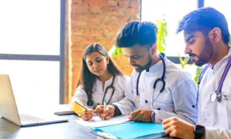 A picture depicting B Pharmacy students used for representational image