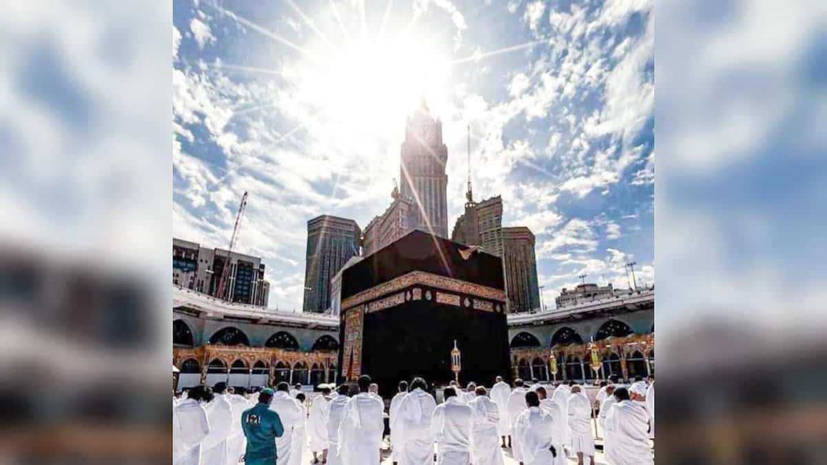 Worshippers stand in prayer around the Holy Kaaba at Makkah’s Grand Mosque during the solar zenith, as the midday sun shines directly overhead, casting no shadow and illuminating the scene with radiant sunlight.