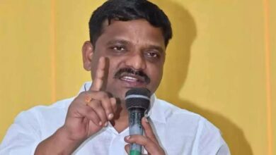 Congress MLC Teenmaar Mallanna appears before the SIT probing the phone tapping case as a witness/victim on Thursday. July 17, 2025.