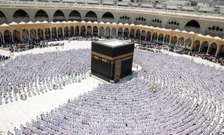 Pilgrims perform Umrah