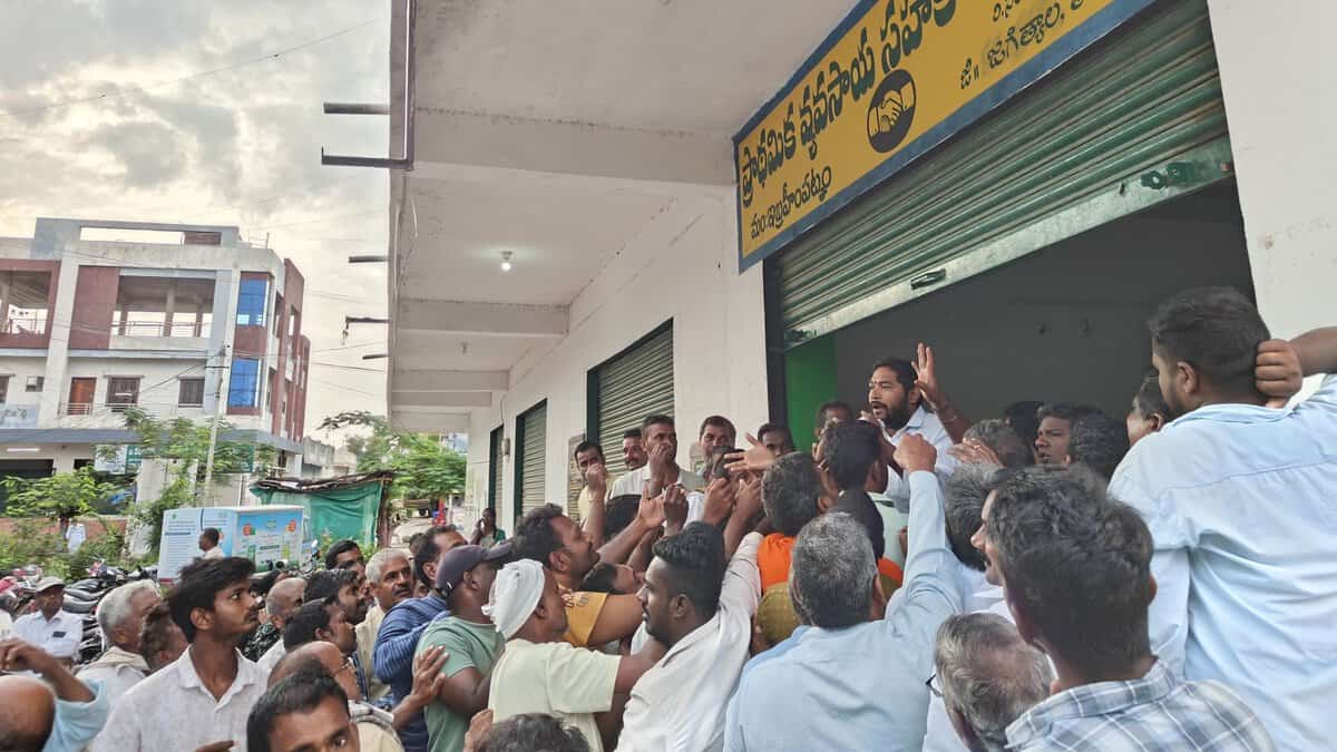 Farmers at a fertilizer shop in Telangana