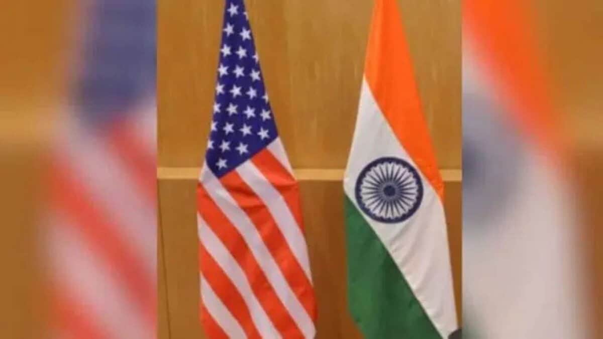 India US flags
