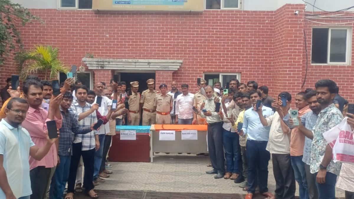 Hyderabad police return mobile phones to owners