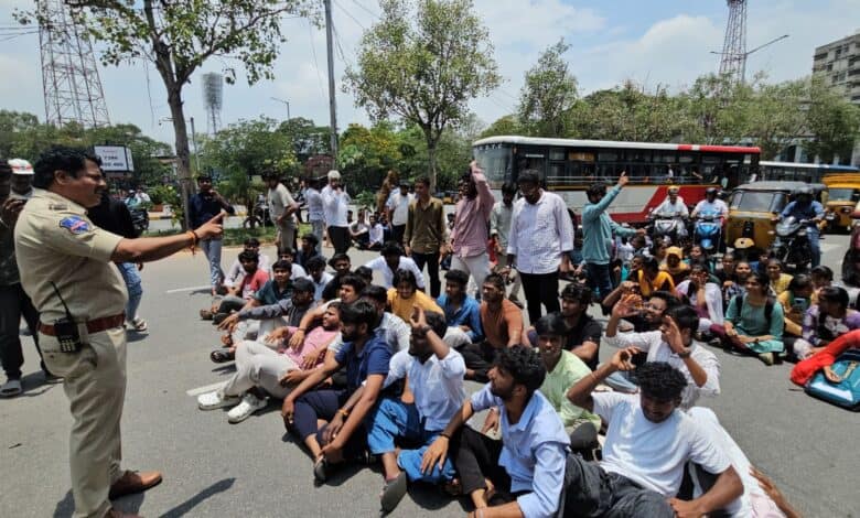 Undergraduate students of Nizam College protest over non availability of hostel accommodation in Hyderabad