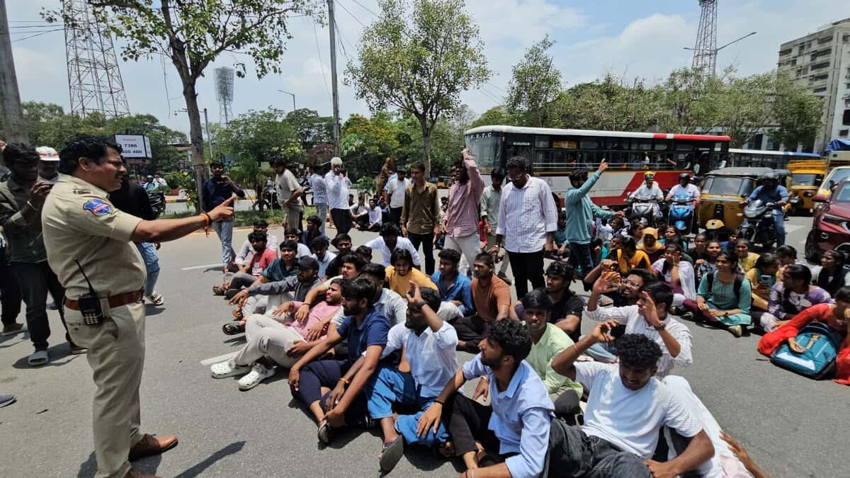 Undergraduate students of Nizam College protest over non availability of hostel accommodation in Hyderabad