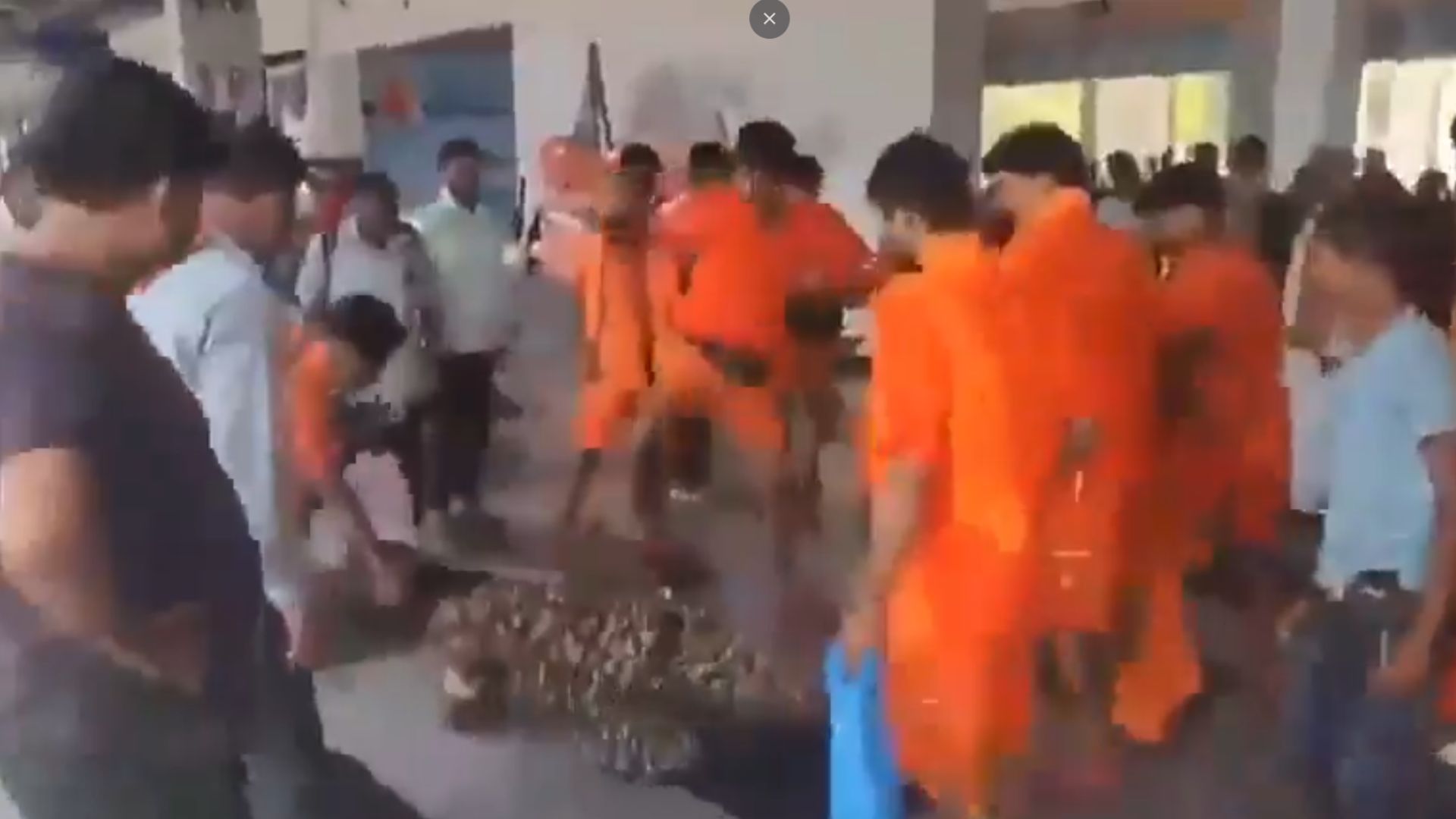 Kanwar yatra pilgrims assaulting a CRPF jawan in Mirzapur railway station