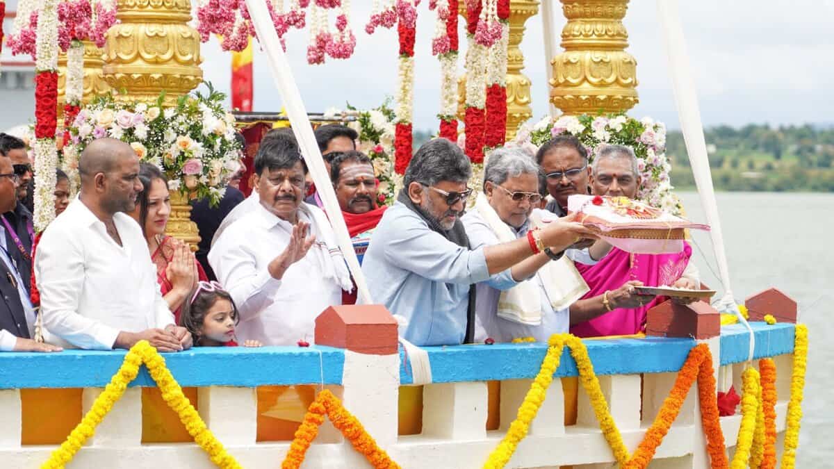Karnataka Chief Minister Siddaramaiah and Deputy Chief Minister D K Shivakumar offering rituals in Kabini River