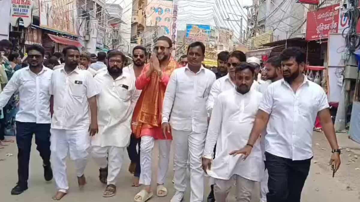 Congress leader and Nampally Assembly contestant Feroz Khan visited the Old City on the occasion of Bonalu temple festival
