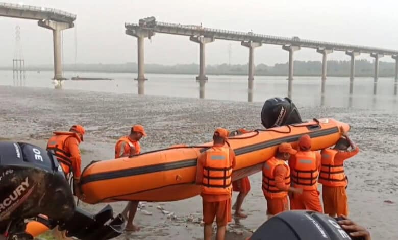 Vadodara bridge collapse: Rescue ops continue