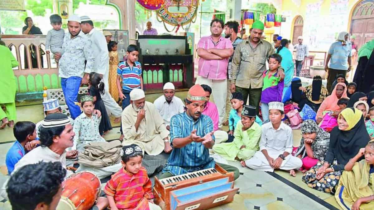 Qawaali at Yousafain Dargah in Nampally