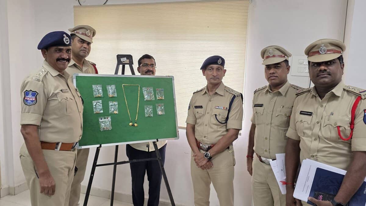 Gold ornaments worth Rs 2,21,000 recovered by Jagadgirigutta police
