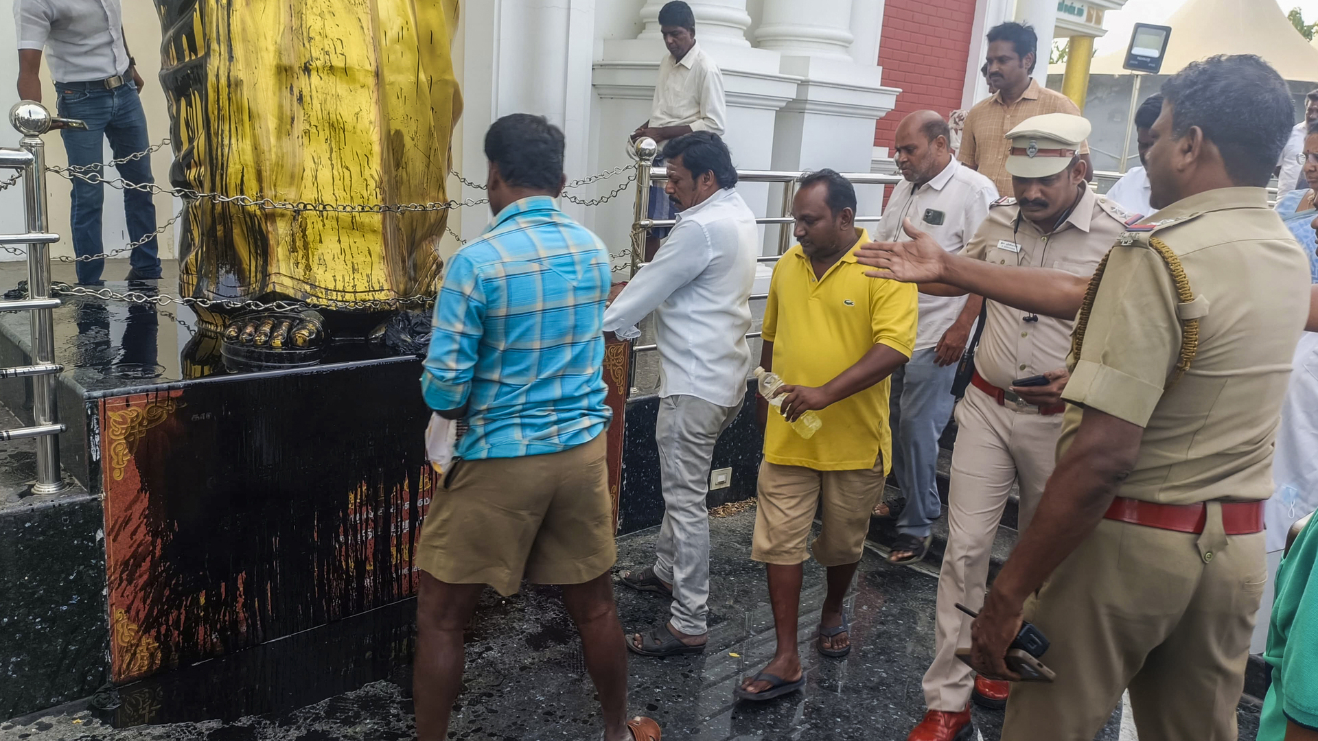 Karunanidhi statue defaced in Salem