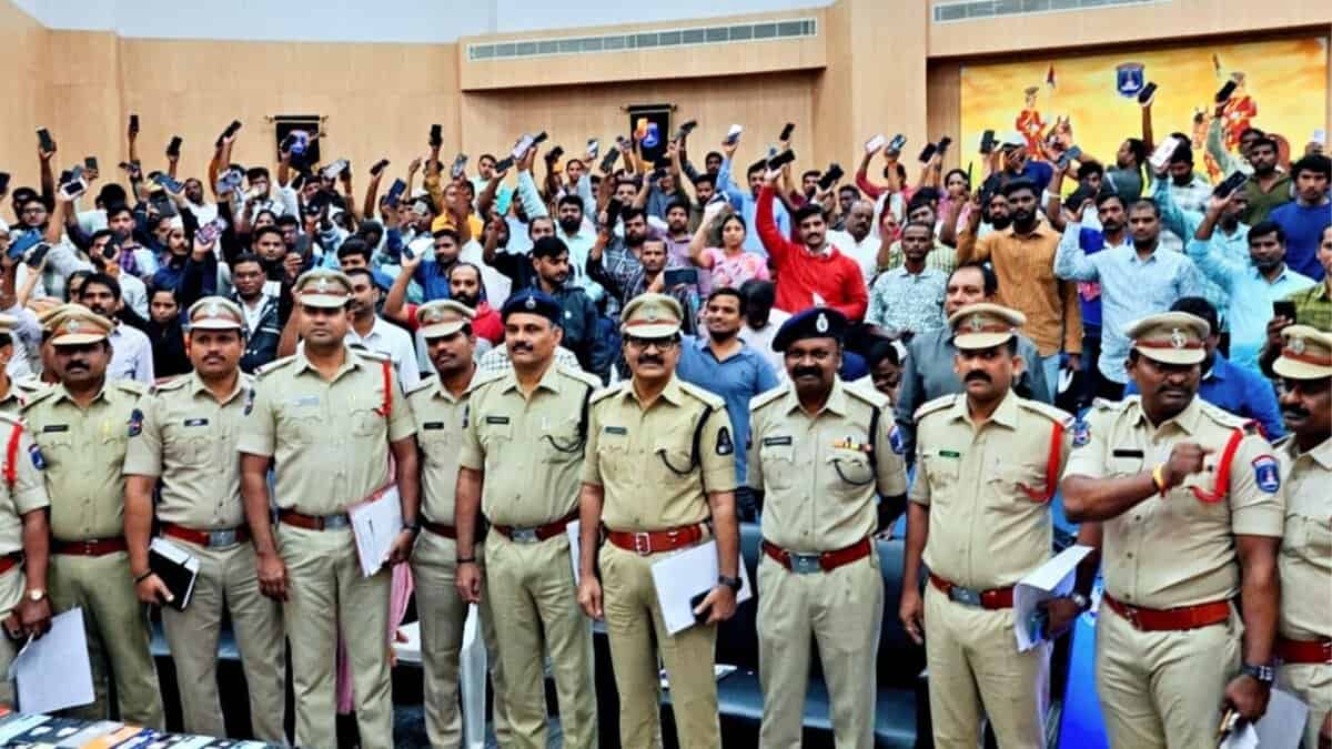 Cyberabad CCS recovers 827 lost mobile phones