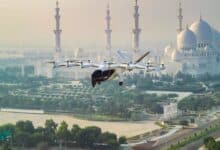 Archer’s Midnight electric air taxi flies over Abu Dhabi with Sheikh Zayed Grand Mosque in the background.