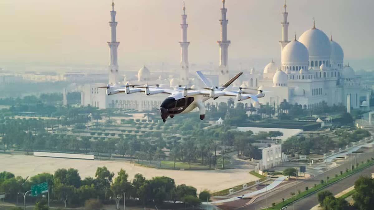 Archer’s Midnight electric air taxi flies over Abu Dhabi with Sheikh Zayed Grand Mosque in the background.