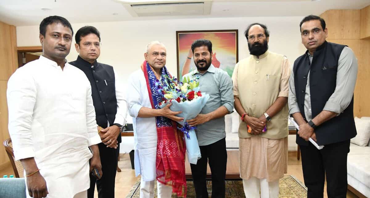 Image of Telangana CM Revanth Reddy with Telangana IT and irrigation ministers D Sridhar Babu and Uttam Kumar Reddy with Union minister Ashwini Vaishnaw